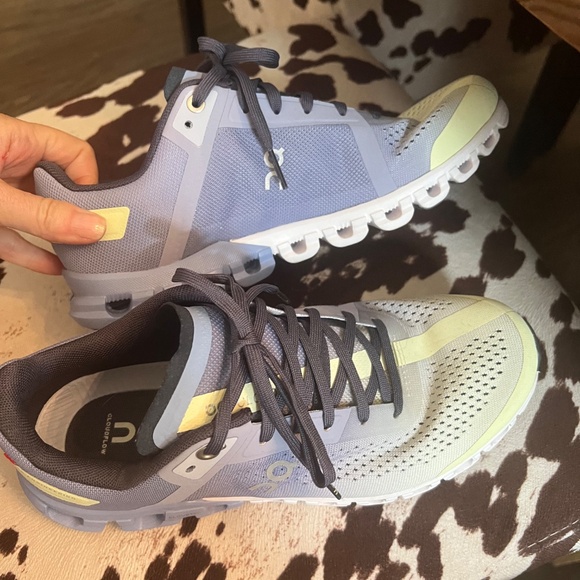 On Cloud running shoes yellow blue ombre 7.5 - Picture 5 of 5